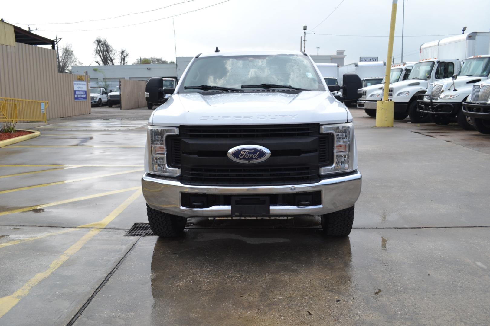 2019 WHITE /GRAY Ford F-350 with an POWERSTROKE 6.7L DIESEL engine, 6SPD AUTOMATIC transmission, located at 9172 North Fwy, Houston, TX, 77037, (713) 910-6868, 29.887470, -95.411903 - CREW CAB, 4X4, 11,500LB GVWR , WB: 176", RATIO: 3.31, 8.5FT FLATBED, 84" WIDE, GOOSENECK/BUMPER PULL HITCH, EXHAUST BRAKE, REVERSE CAMERA , POWER INVERTER, FULLY LOADED - Photo#1